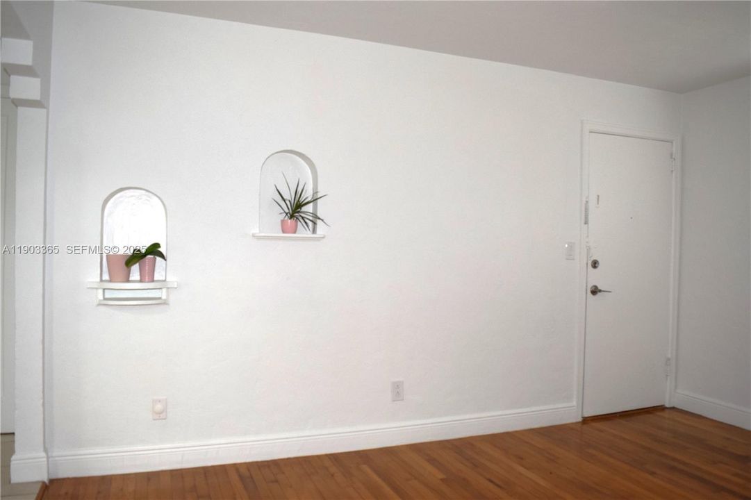 For Rent: $2,200 (2 beds, 1 baths, 884 Square Feet)