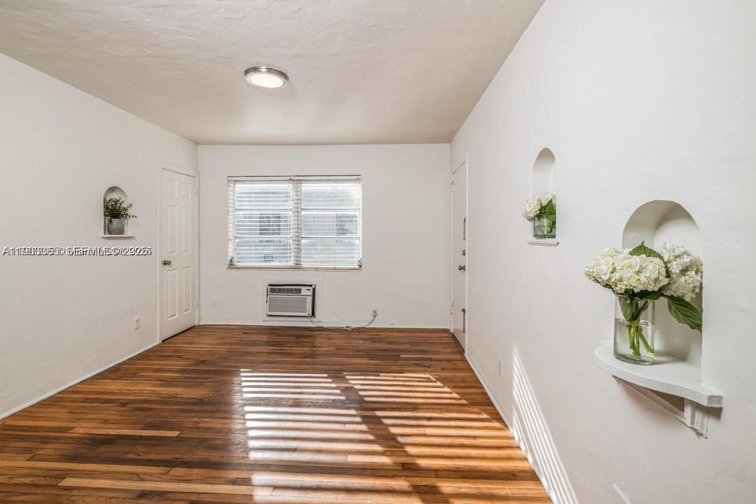 For Rent: $2,200 (2 beds, 1 baths, 884 Square Feet)