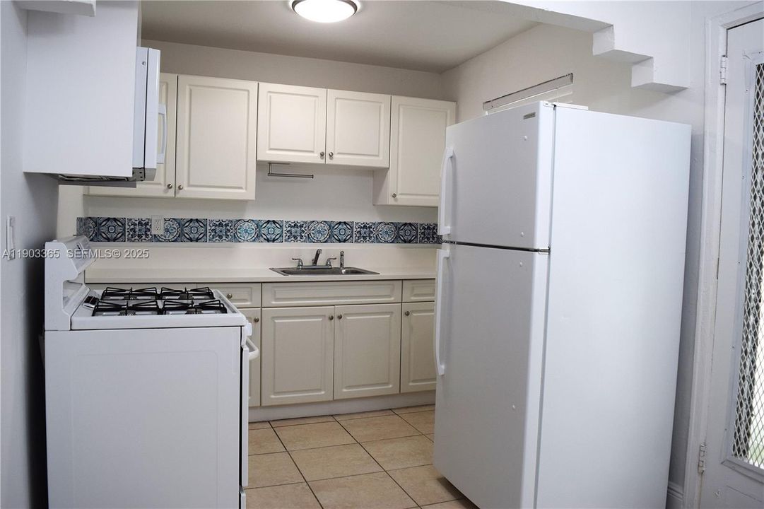 For Rent: $2,200 (2 beds, 1 baths, 884 Square Feet)