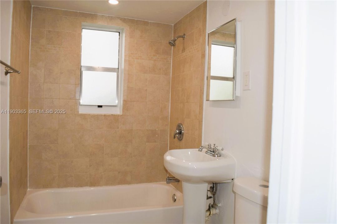 For Rent: $2,200 (2 beds, 1 baths, 884 Square Feet)