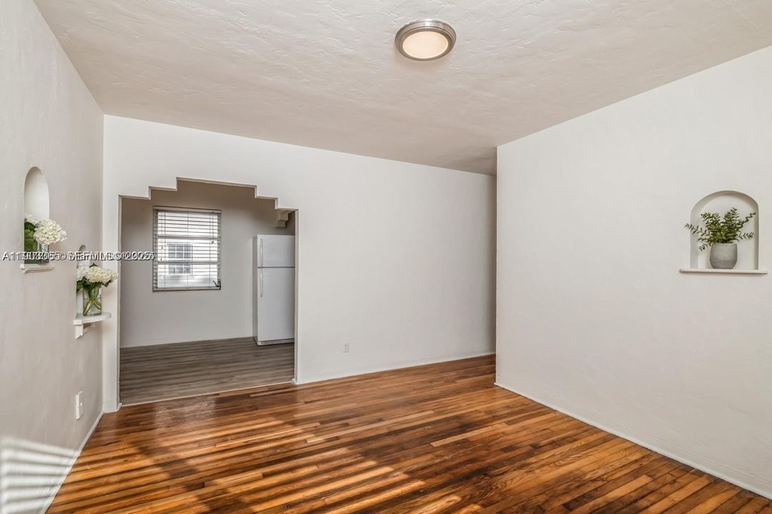 For Rent: $2,200 (2 beds, 1 baths, 884 Square Feet)