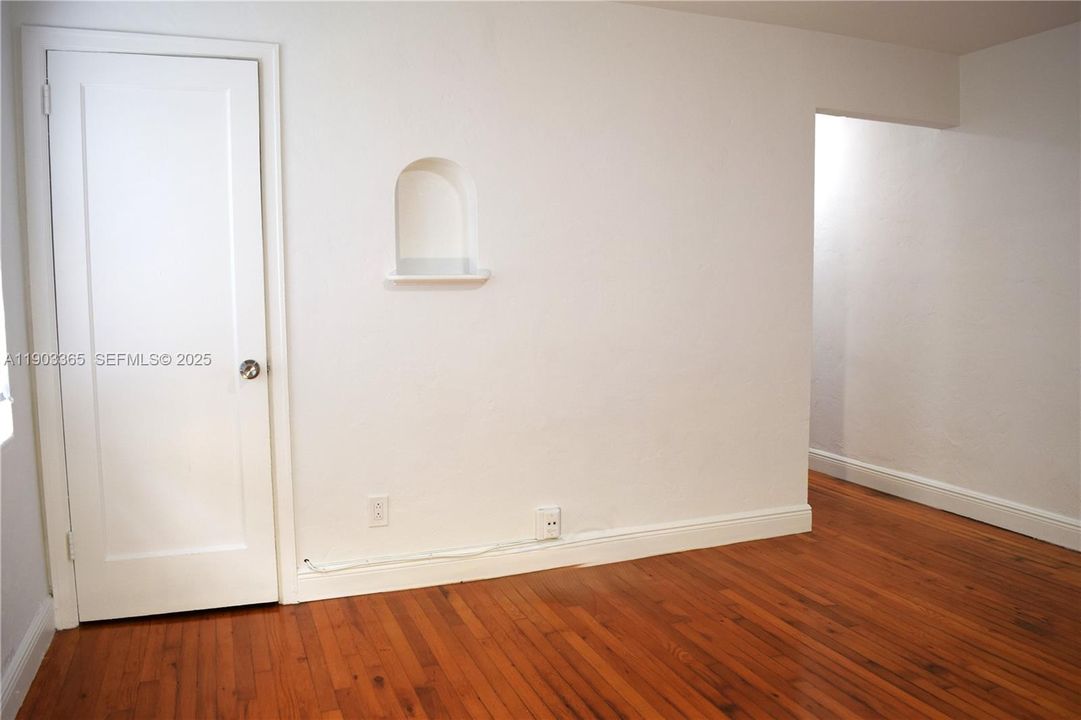 For Rent: $2,200 (2 beds, 1 baths, 884 Square Feet)