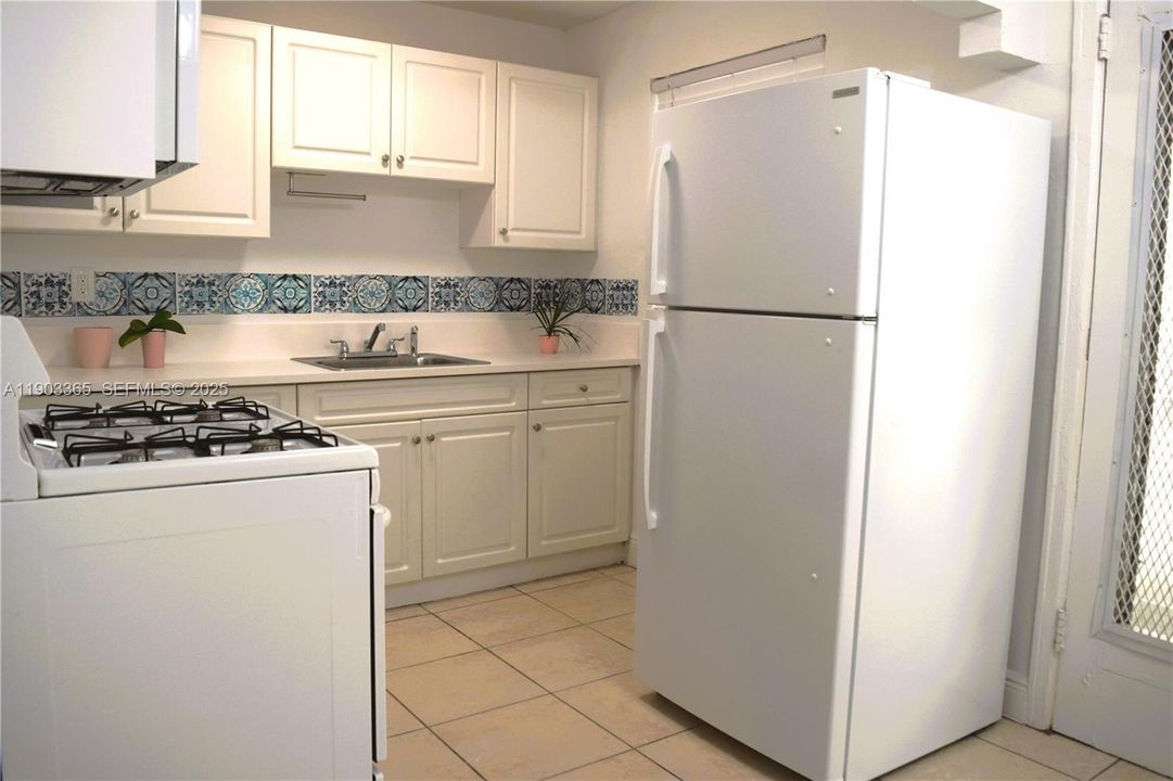 For Rent: $2,200 (2 beds, 1 baths, 884 Square Feet)