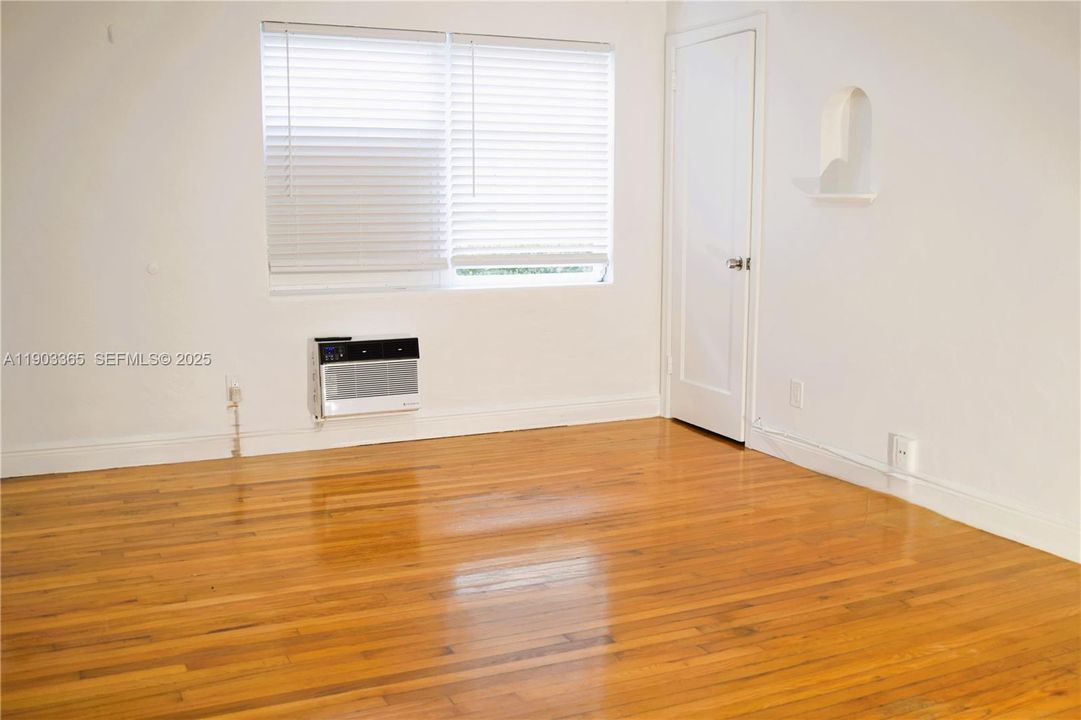 For Rent: $2,200 (2 beds, 1 baths, 884 Square Feet)