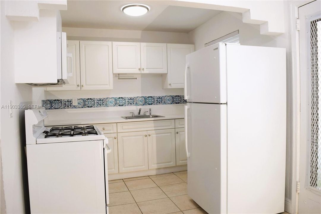 For Rent: $2,200 (2 beds, 1 baths, 884 Square Feet)