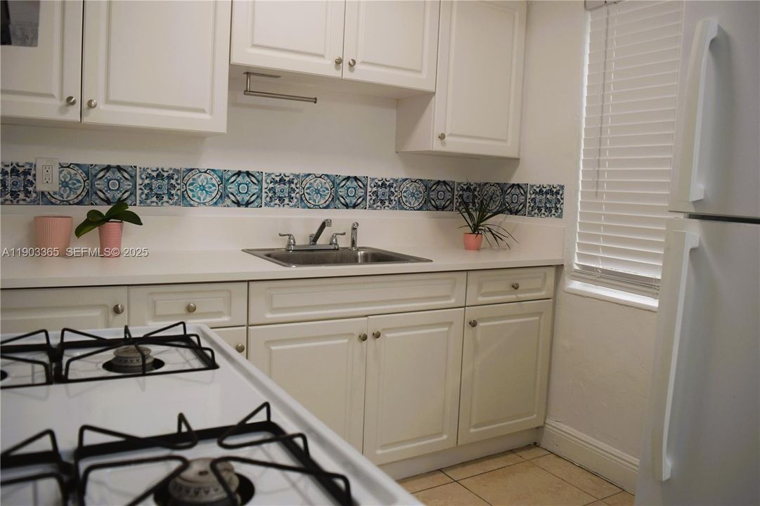 For Rent: $2,200 (2 beds, 1 baths, 884 Square Feet)