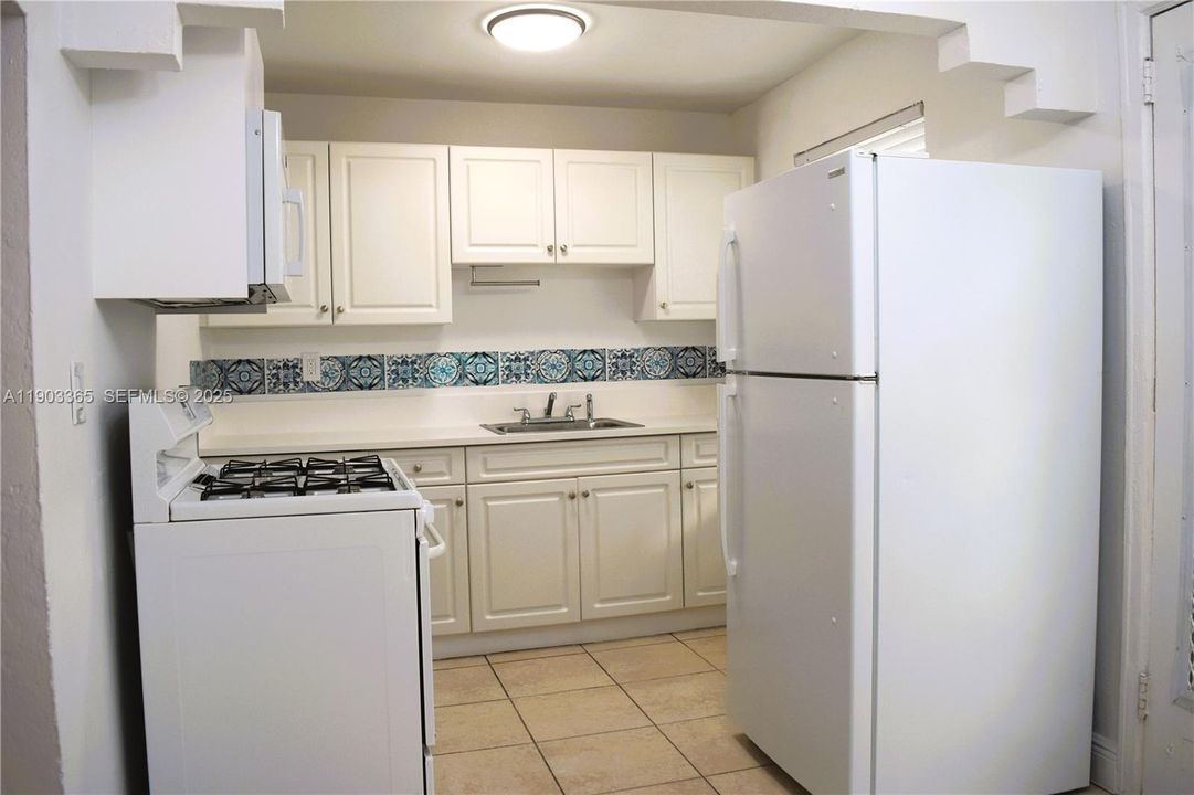 For Rent: $2,200 (2 beds, 1 baths, 884 Square Feet)