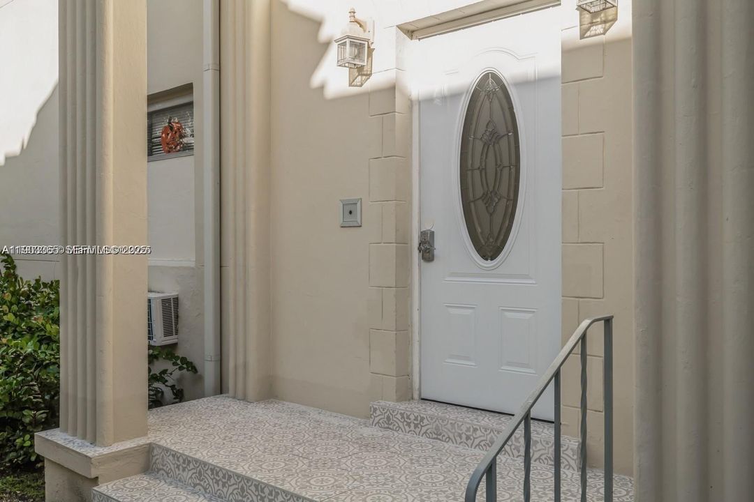 Corner apt. One of 4 units. Lots of natural light.