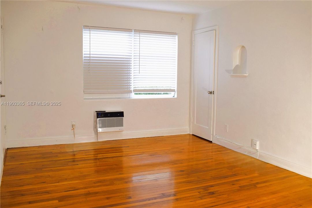 For Rent: $2,200 (2 beds, 1 baths, 884 Square Feet)