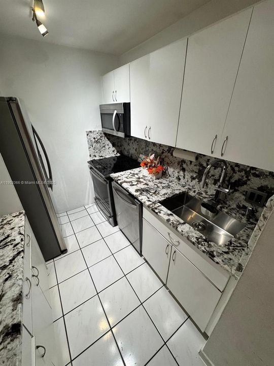 Recently Rented: $2,000 (2 beds, 1 baths, 930 Square Feet)