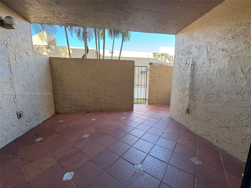 Recently Rented: $2,000 (2 beds, 1 baths, 930 Square Feet)