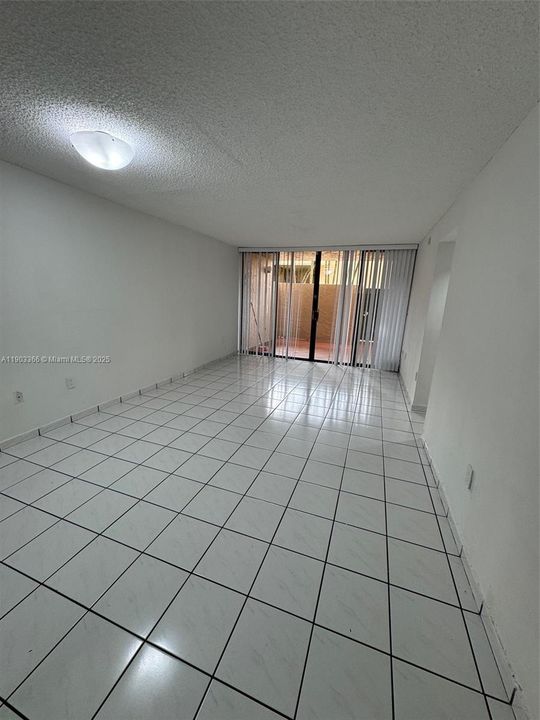 Recently Rented: $2,000 (2 beds, 1 baths, 930 Square Feet)