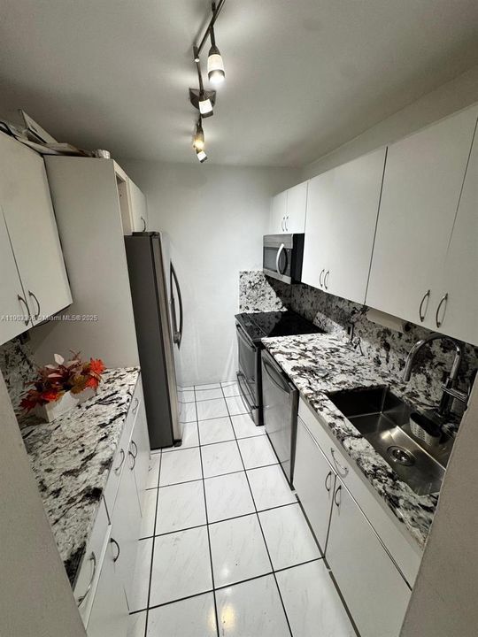 Recently Rented: $2,000 (2 beds, 1 baths, 930 Square Feet)