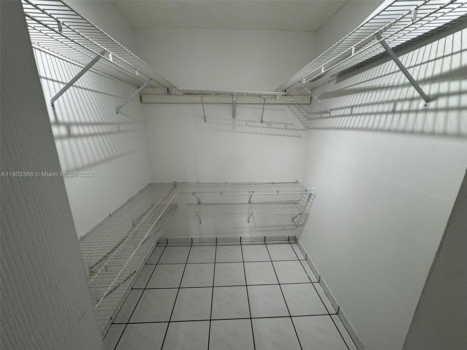 Recently Rented: $2,000 (2 beds, 1 baths, 930 Square Feet)