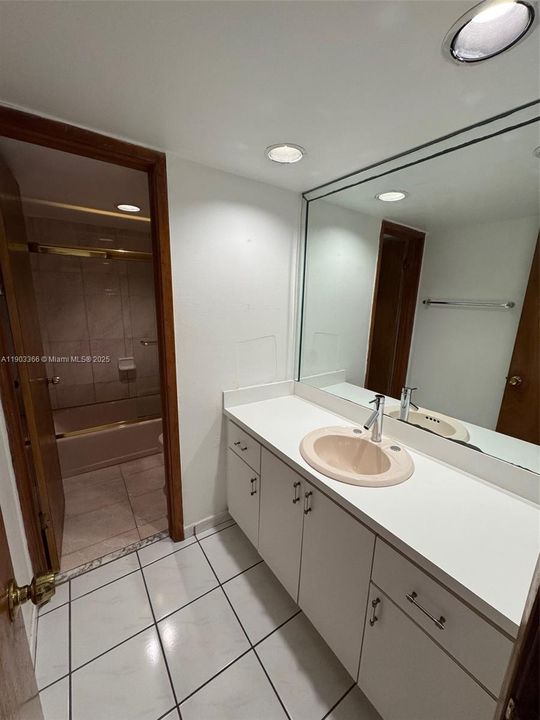 Recently Rented: $2,000 (2 beds, 1 baths, 930 Square Feet)