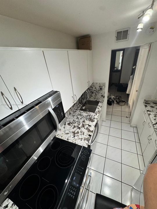 Recently Rented: $2,000 (2 beds, 1 baths, 930 Square Feet)