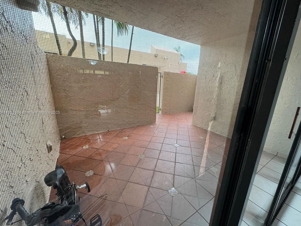 Recently Rented: $2,000 (2 beds, 1 baths, 930 Square Feet)