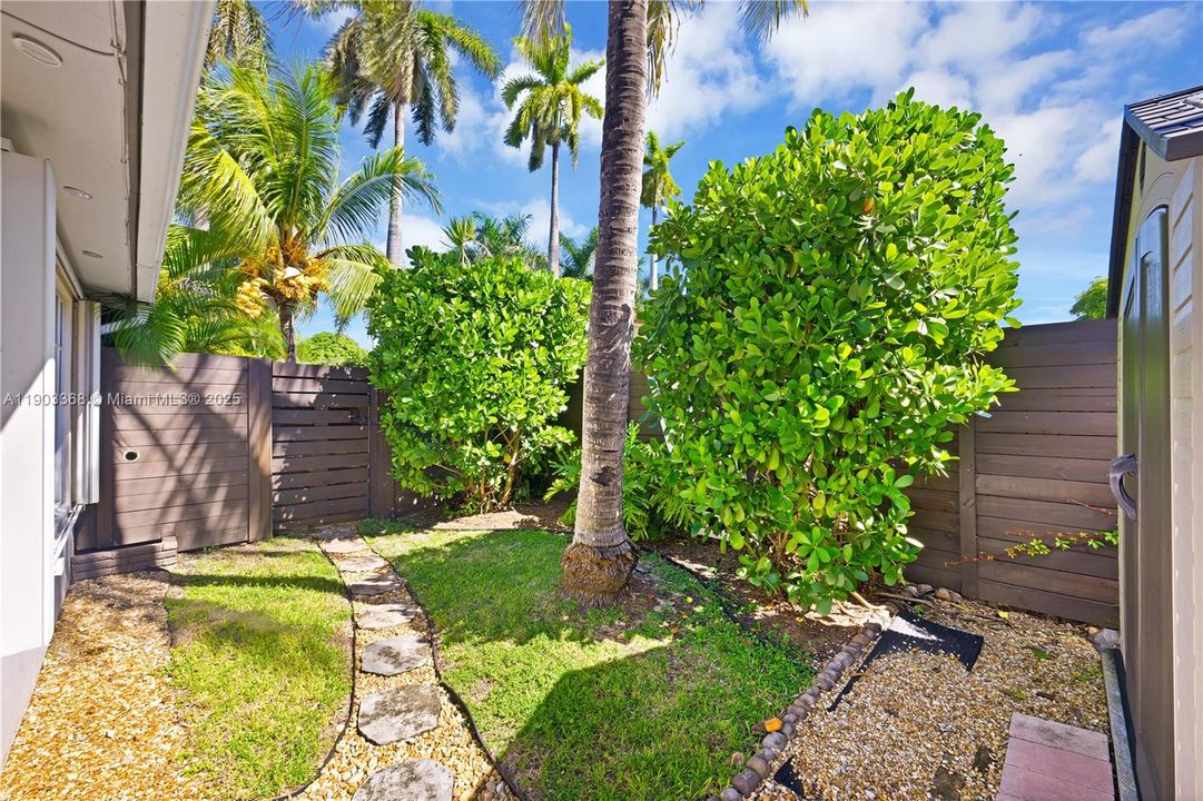 For Sale: $725,000 (3 beds, 3 baths, 1659 Square Feet)