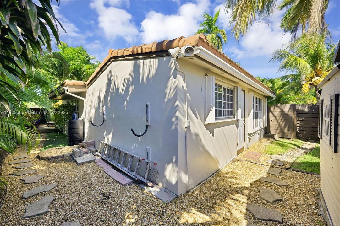 For Sale: $725,000 (3 beds, 3 baths, 1659 Square Feet)