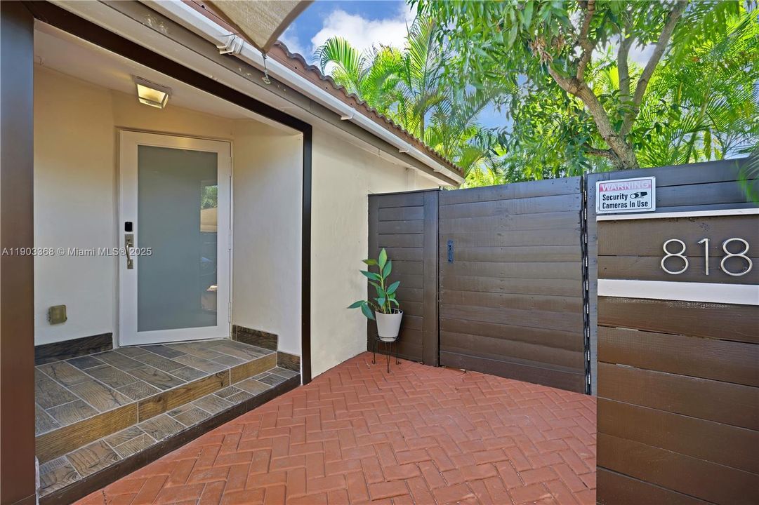 For Sale: $725,000 (3 beds, 3 baths, 1659 Square Feet)