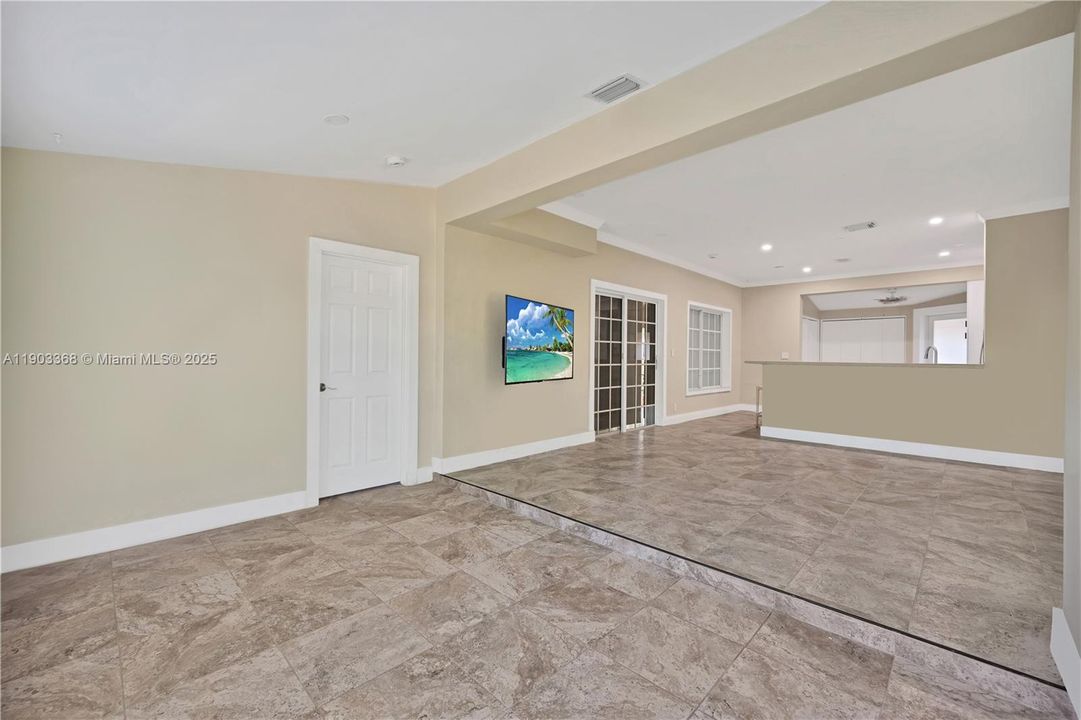 For Sale: $725,000 (3 beds, 3 baths, 1659 Square Feet)