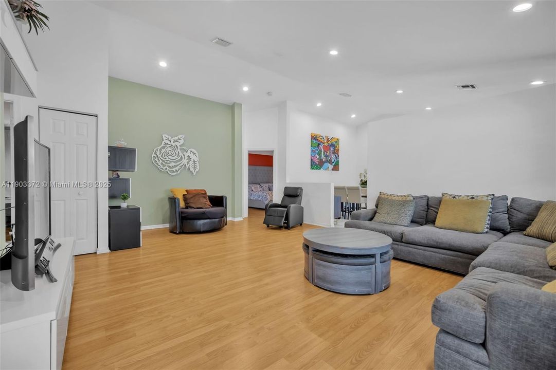 На продажу: $595,000 (3 спален, 2 ванн, 1462 Квадратных фут)