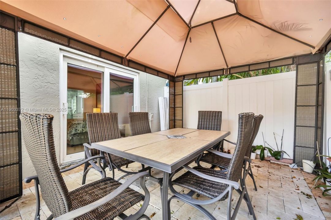 На продажу: $595,000 (3 спален, 2 ванн, 1462 Квадратных фут)