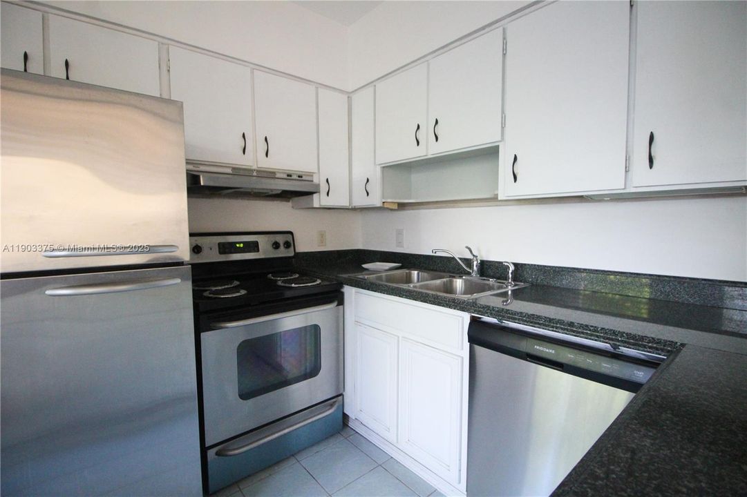 For Sale: $685,000 (2 beds, 2 baths, 1441 Square Feet)