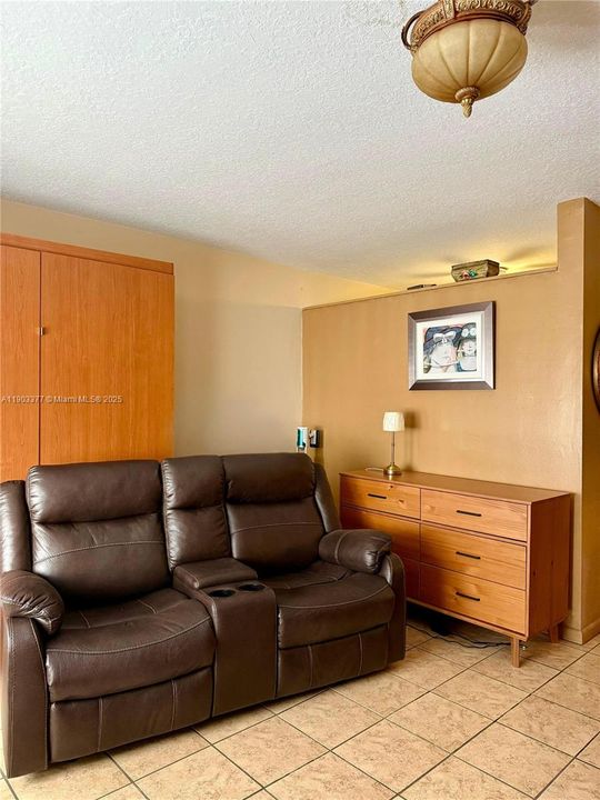 For Sale: $91,900 (1 beds, 1 baths, 620 Square Feet)