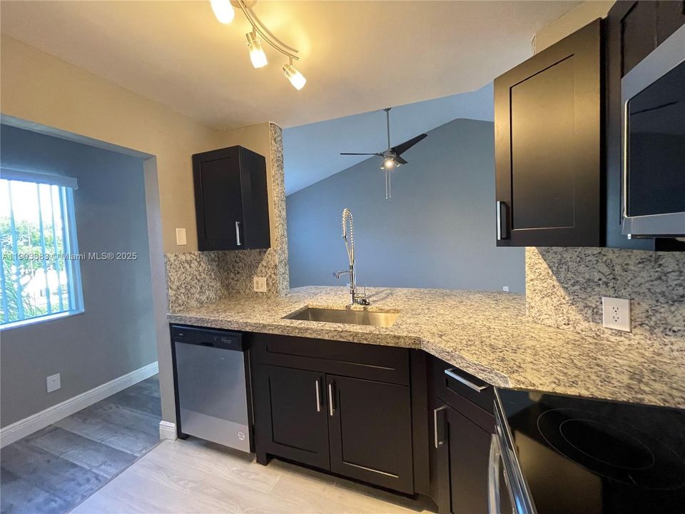 Active With Contract: $1,895 (1 beds, 1 baths, 872 Square Feet)