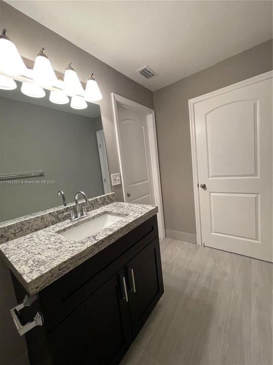 Active With Contract: $1,895 (1 beds, 1 baths, 872 Square Feet)