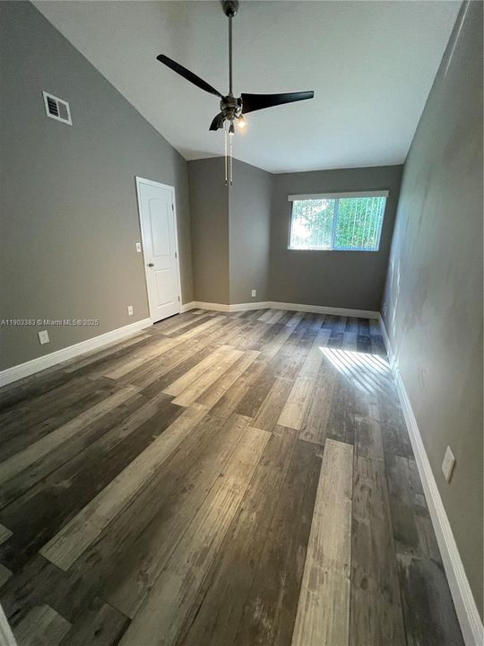 Active With Contract: $1,895 (1 beds, 1 baths, 872 Square Feet)