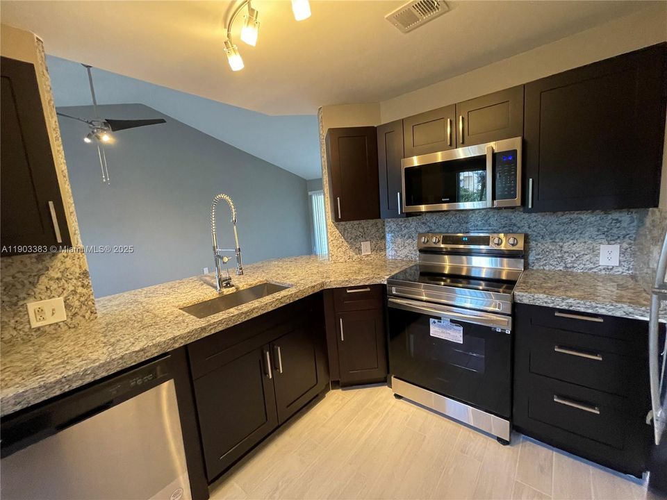 Active With Contract: $1,895 (1 beds, 1 baths, 872 Square Feet)