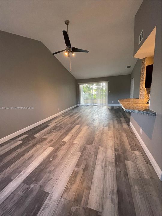 Active With Contract: $1,895 (1 beds, 1 baths, 872 Square Feet)