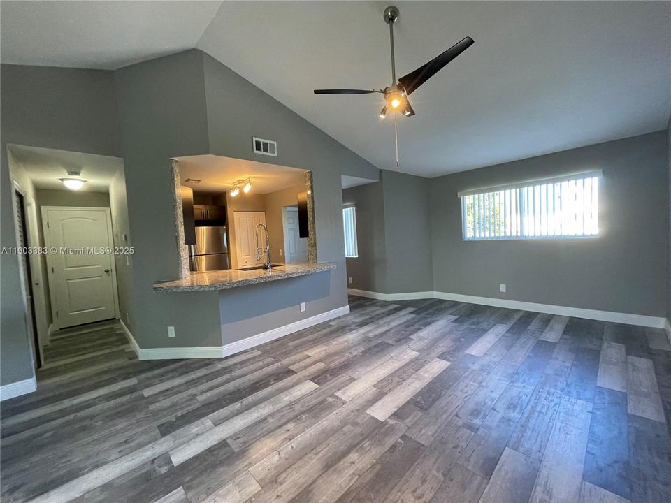 Active With Contract: $1,895 (1 beds, 1 baths, 872 Square Feet)
