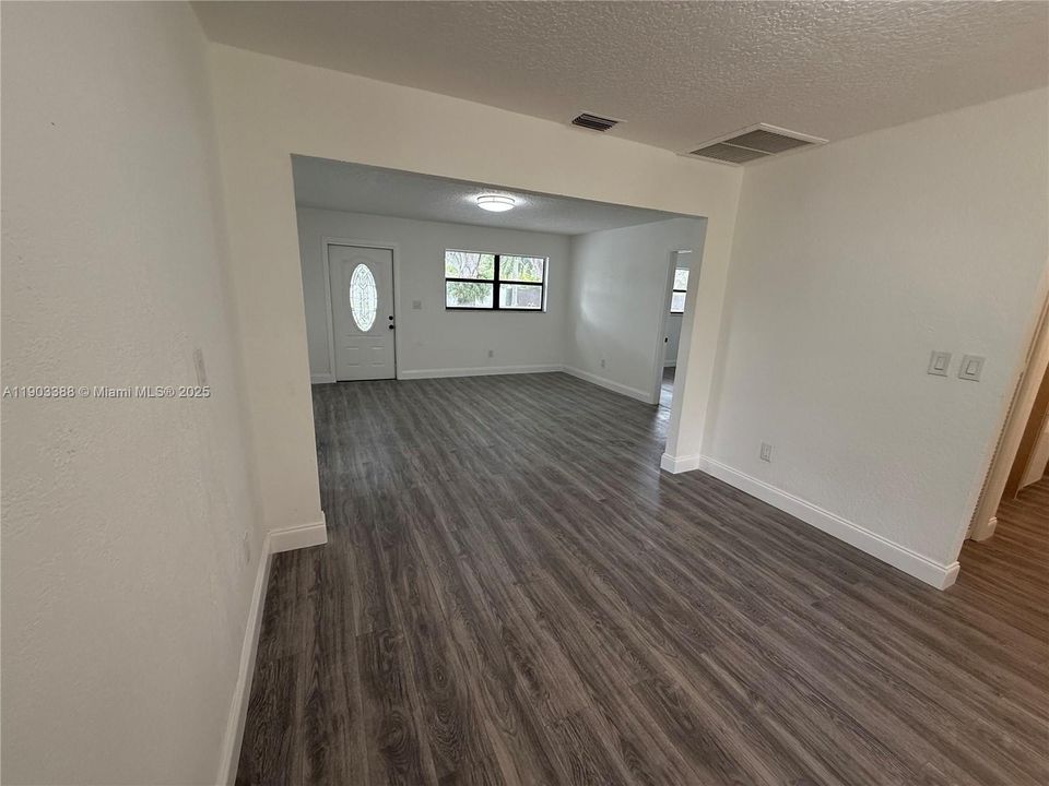 合同活跃: $3,200 (4 贝兹, 2 浴室, 1440 平方英尺)