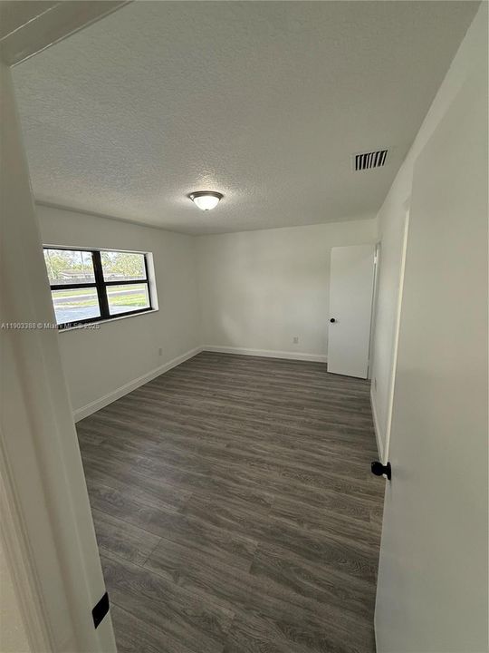 合同活跃: $3,200 (4 贝兹, 2 浴室, 1440 平方英尺)