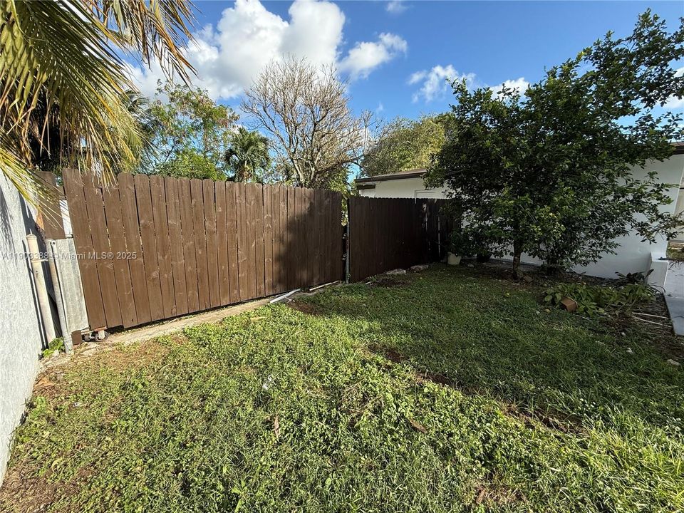 合同活跃: $3,200 (4 贝兹, 2 浴室, 1440 平方英尺)