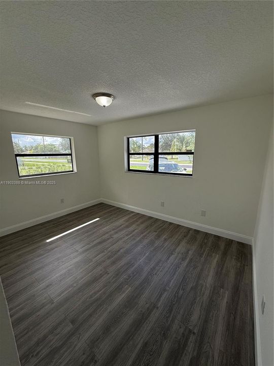 合同活跃: $3,200 (4 贝兹, 2 浴室, 1440 平方英尺)