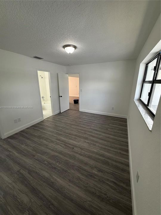 合同活跃: $3,200 (4 贝兹, 2 浴室, 1440 平方英尺)