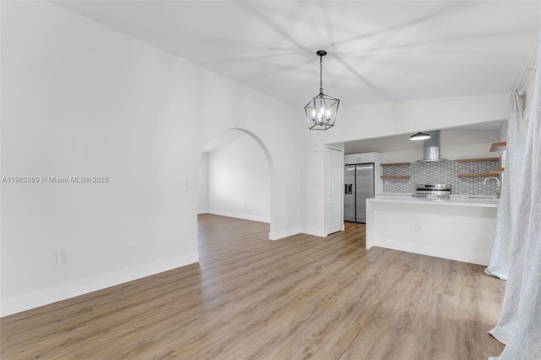 合同活跃: $638,440 (3 贝兹, 2 浴室, 1622 平方英尺)