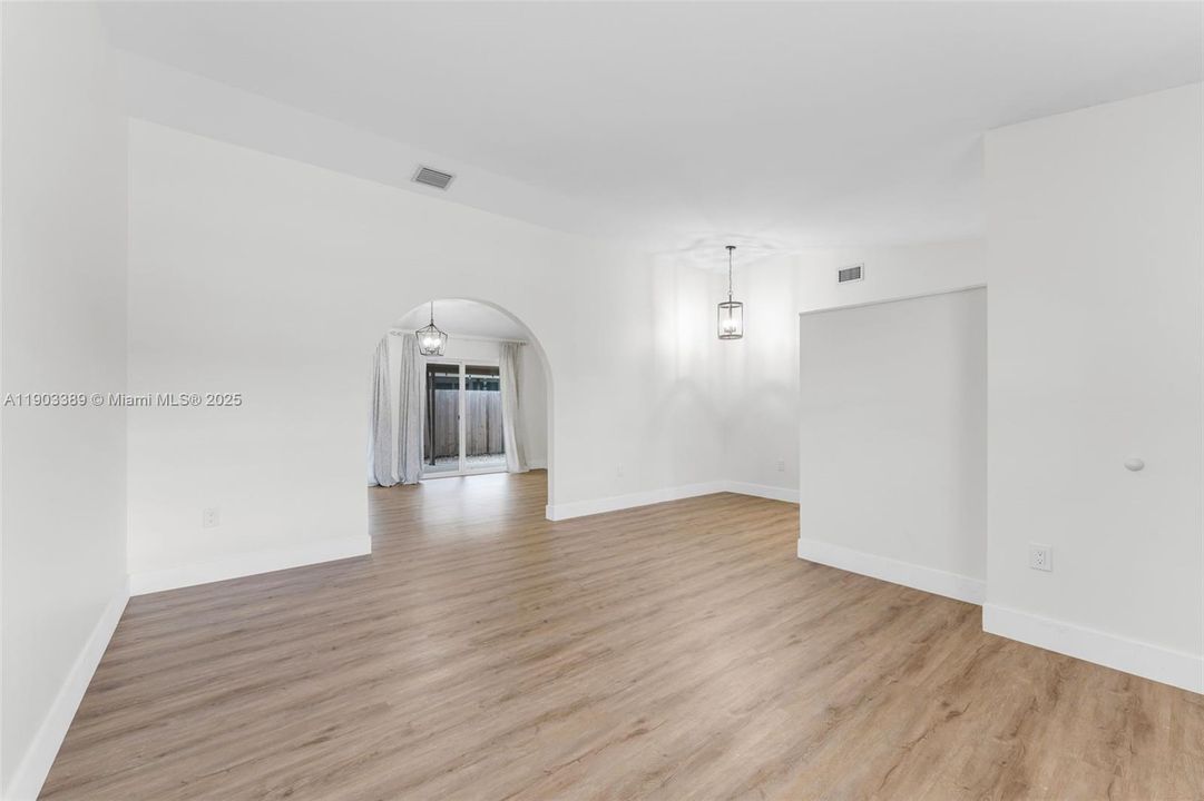 合同活跃: $638,440 (3 贝兹, 2 浴室, 1622 平方英尺)