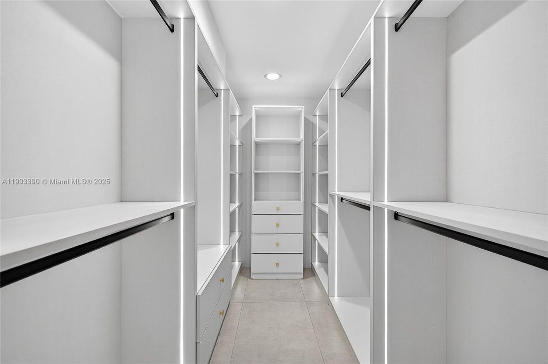 В аренду: $10,750 (6 спален, 4 ванн, 3286 Квадратных фут)