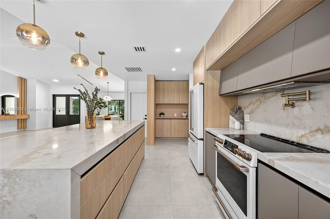 В аренду: $10,750 (6 спален, 4 ванн, 3286 Квадратных фут)