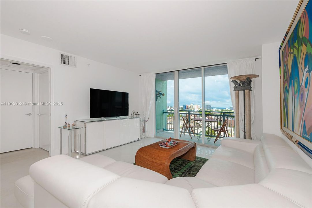 For Sale: $799,000 (1 beds, 1 baths, 740 Square Feet)