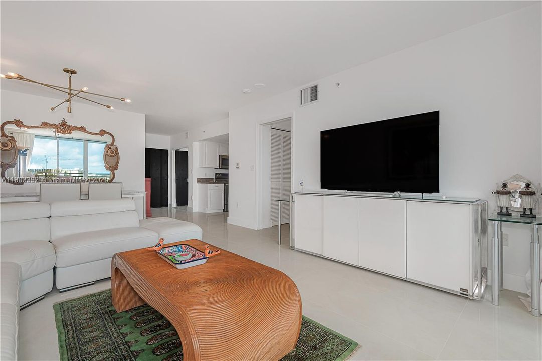 For Sale: $799,000 (1 beds, 1 baths, 740 Square Feet)