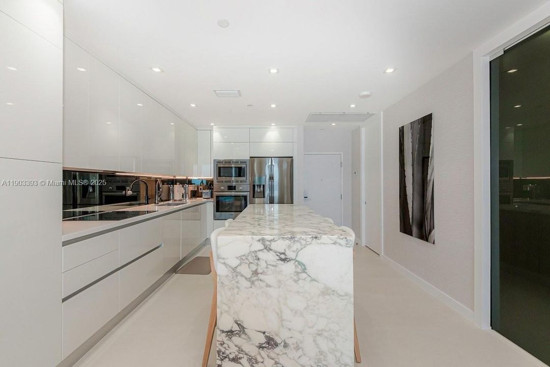 For Rent: $20,000 (1 beds, 1 baths, 850 Square Feet)