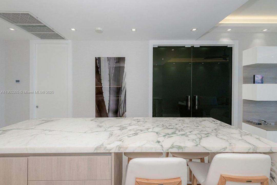 For Rent: $20,000 (1 beds, 1 baths, 850 Square Feet)