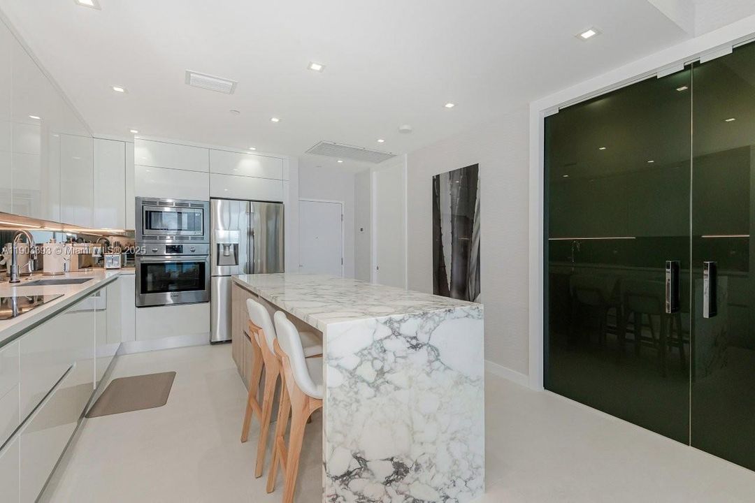 For Rent: $20,000 (1 beds, 1 baths, 850 Square Feet)