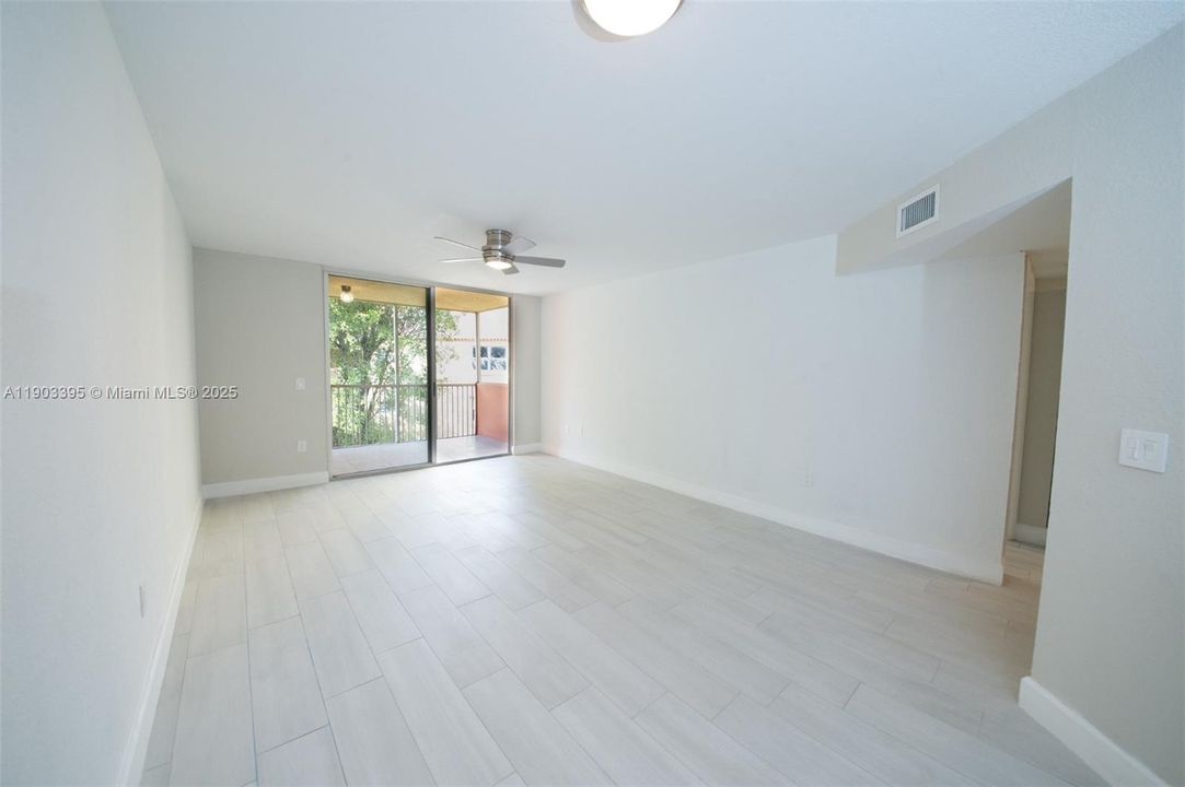 合同活跃: $280,000 (1 贝兹, 1 浴室, 810 平方英尺)